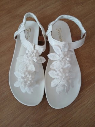 Sandalias blancas con flores. talla 39