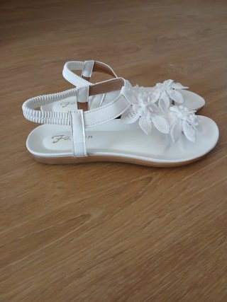 Sandalias blancas con flores. talla 39