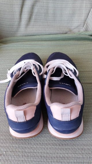 Zapatillas Levi's azules y rosas