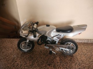 Minimoto deportiva plateada