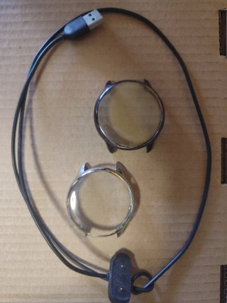 Amazfit GTR 2 con cargador y carcasas
