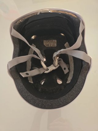 Casco infantil blanco con estrellas rosas