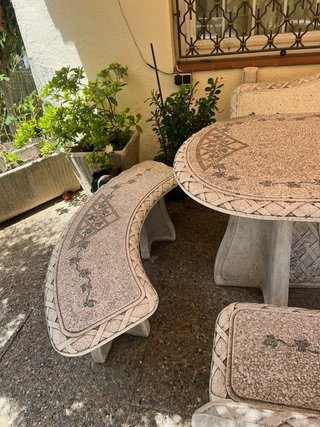 Mesa y bancos piedra jardín
