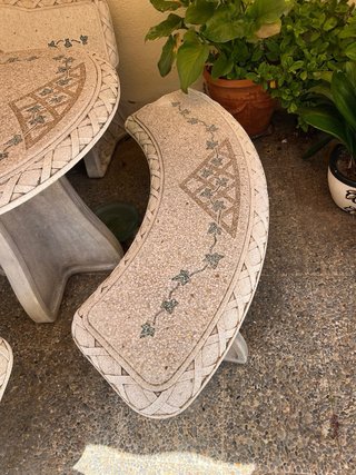 Mesa y bancos piedra jardín