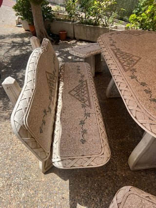 Mesa y bancos piedra jardín