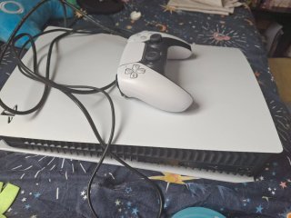 PlayStation 5 con controller e cavi
