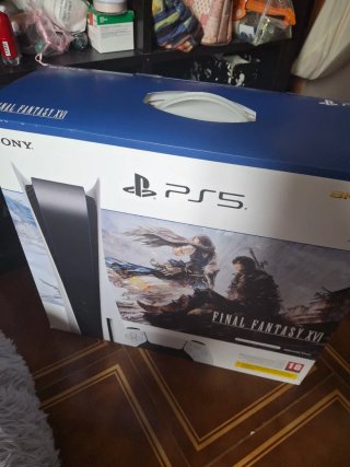 PlayStation 5 con controller e cavi