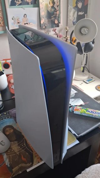 PlayStation 5 con controller e cavi