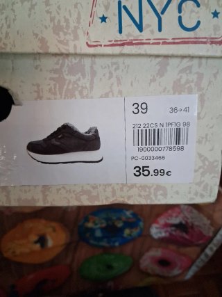 Zapatillas deportivas grises y negras