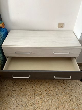 Cajonera de madera blanca y marrón
