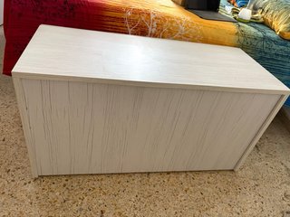 Cajonera de madera blanca y marrón