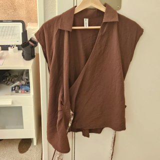 Blusa cruzada marrón con lazada Un uso