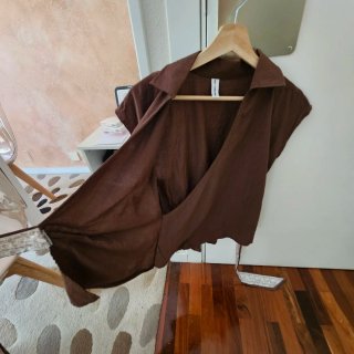 Blusa cruzada marrón con lazada Un uso