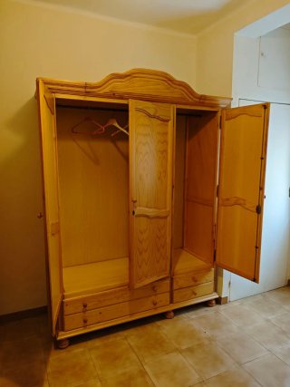 Armario de madera maciza