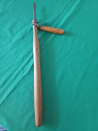 Atornillador antiguo de madera.