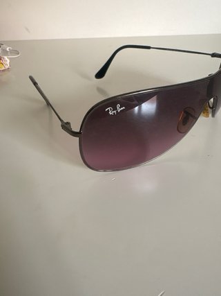 Gafas de sol Ray-Ban negras y moradas