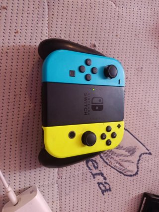 Nintendo Switch Azul y Amarillo