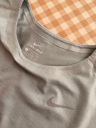 Camiseta deportiva Nike mujer gris