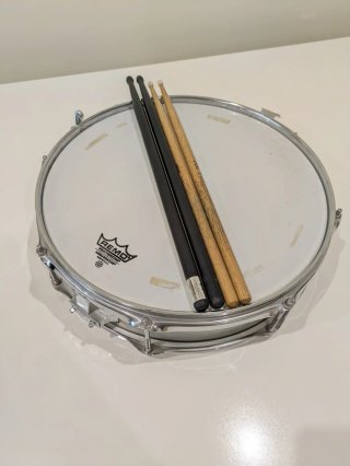 Caja NP Percussion con parche Remo