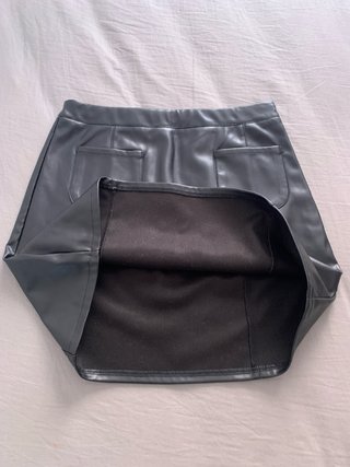 Falda cuero negra bolsillos