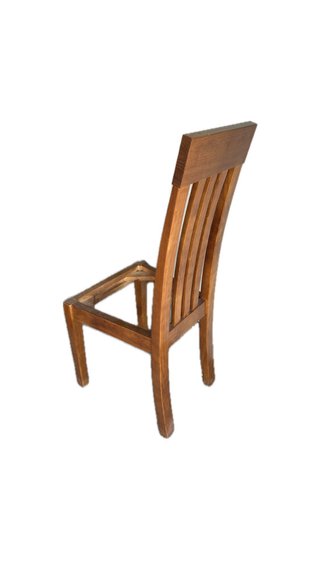 Silla de madera con funda protectora