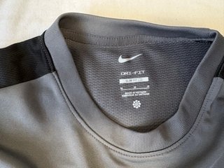 Camiseta deportiva Nike gris y negra