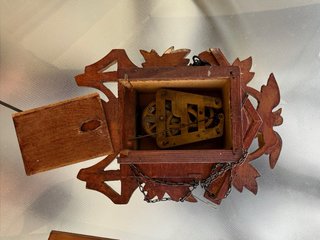 2 Relojes de cuco de madera