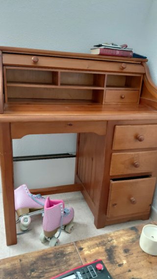 Escritorio de madera maciza con persiana