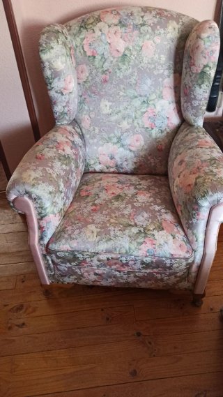 Sillón orejero floral