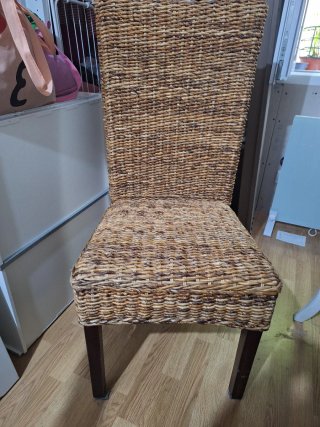 Mesa de comedor con 4 sillas de ratán