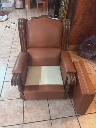2 sillones de piel y madera
