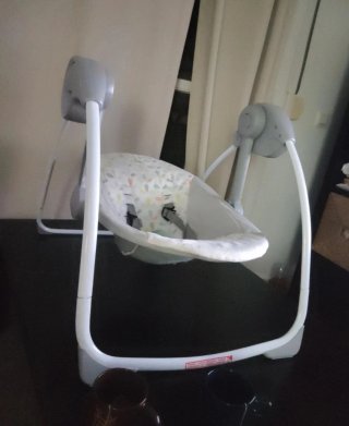 Mecedora de bebé gris y estampado
