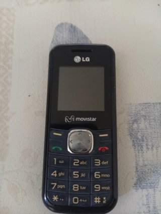 Teléfono Móvil Nokia Gris 1110 y uno LG