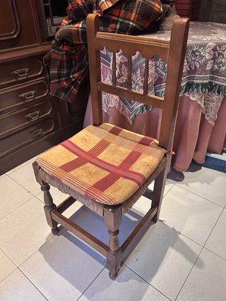 Silla de madera rústica con asiento de esparto