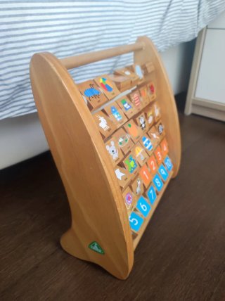 Ábaco de madera con letras y números