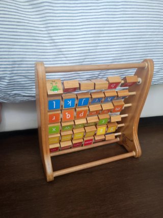 Ábaco de madera con letras y números