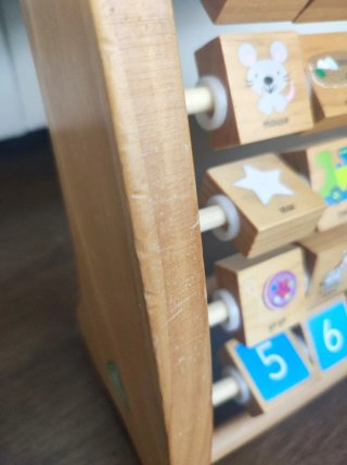 Ábaco de madera con letras y números