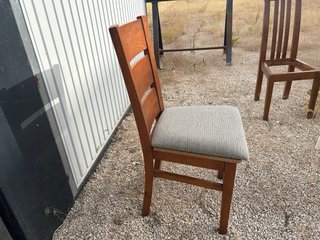 4 Sillas de madera color marrón y beige