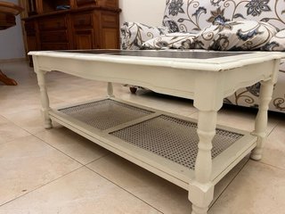 Mesa de centro blanca con estante