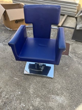Butaca de peluquería azul y plateada