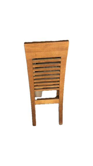 Sillas de madera marrones