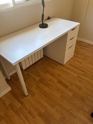 Escritorio blanco con cajón