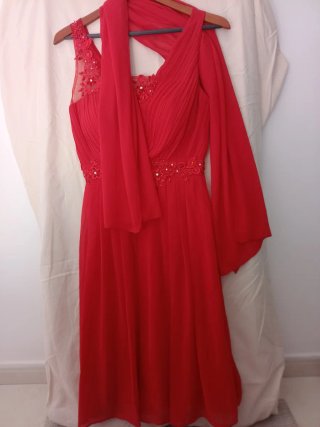 Vestido rojo largo con pedrería