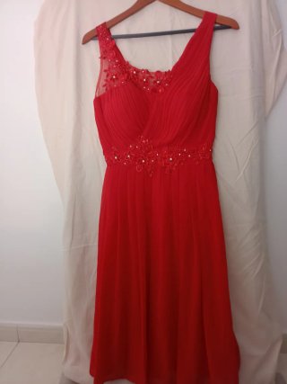 Vestido rojo largo con pedrería
