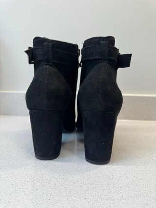 Botines negros Shein con hebilla dorada