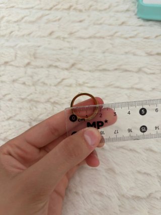 Anillo dorado con circonita
