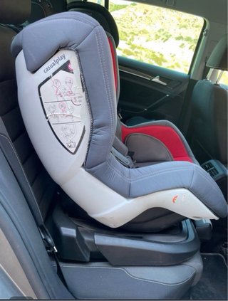 Silla de coche infantil gris y roja