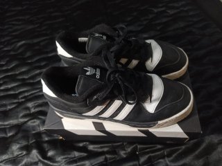 Deportivas Adidas Negras y Blancas nuevas