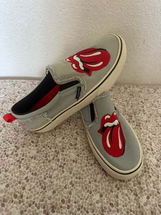 Zapatillas Rolling Stones grises y rojas
