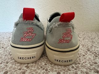 Zapatillas Rolling Stones grises y rojas